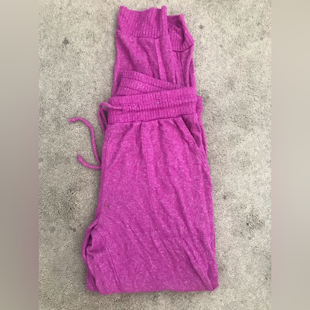 Soft sweatpants/legging. Material soft. A little thin but its so comfortable!